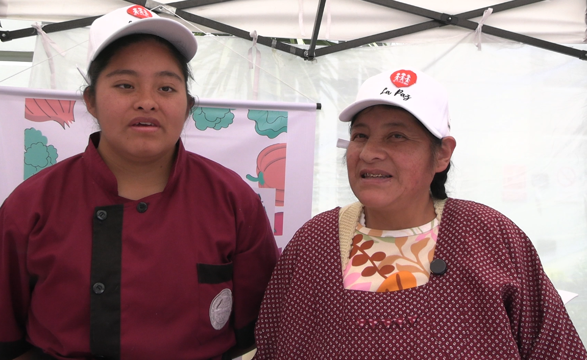 Erika Noemi Asistiri junto a su madre María Isabel Laura. FOTO%202